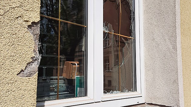Rozbité okno a poničená fasáda na domě bývalého starosty a současného zastupitele ostravského obvodu Mariánské Hory a Hulváky Jiřího Vávry.