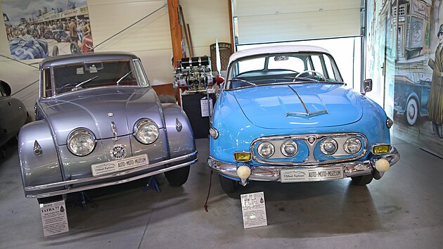 Vpravo Tatra 603, zvaná šilhavka, vlevo Tatra 77, první sériové vyráběné auto s aerodynamickou karoserií na světě.