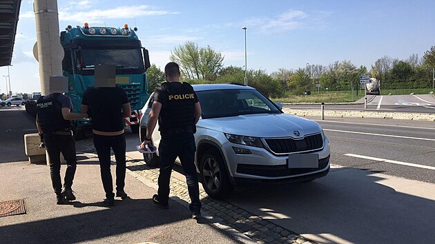 V Rakousku zadrženého Mário Krtičku si čeští policisté převzali na hraničním přechodu v Mikulově. Muže pak převezli do věznice v Brně. (10. května 2022)