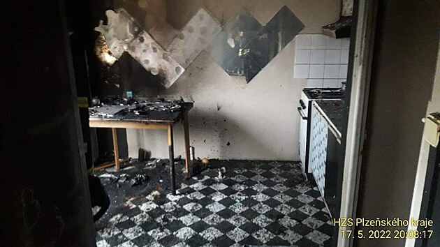 Baterie do elektroskútru vzplála v bytě při nabíjení. Uživatel se sousedem plameny zdolali před příjezdem hasičů. (17. května 2022)