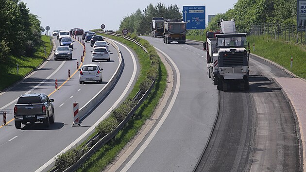 Na dálničním přivaděči mezi Plzní a Ejpovicemi začala oprava tříkilometrového úseku, kde se kvůli bobtnajícím zeminám v podloží roky tvoří hrby napříč komunikací. (13. května 2022)