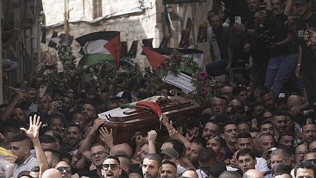 V Jeruzalémě se konal pohřeb palestinské novinářky Širín abú Aklahové. Přišly na něj tisíce lidí. (13. května 2022)