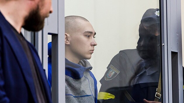 Rusk vojk Vadim iimarin el u soudu v Kyjev obvinn, e bhem invaze zabil ukrajinskho civilistu. (13. kvtna 2022)