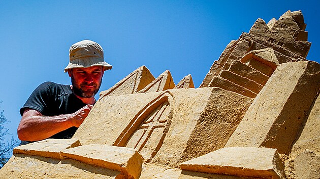 Umělci dokončují sochy z Písku, které budou zdobit náplavku u Otavy v Písku.