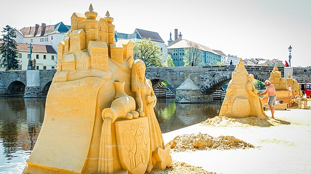 Umělci dokončují sochy z Písku, které budou zdobit náplavku u Otavy v Písku.