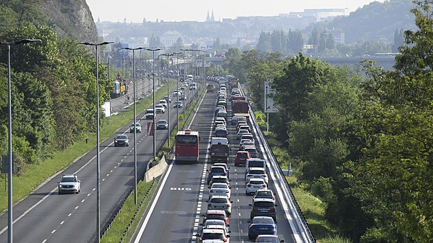 Dopravní zácpa na Strakonické ulici ve směru do centra ve středu 18. května 2022, kdy začali stavbaři bourat nájezd na Barrandovský most ze Strakonické ulice.