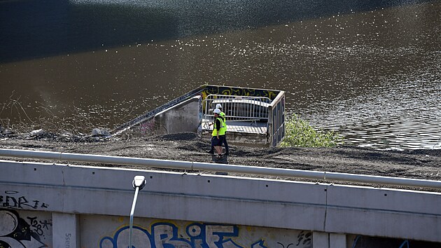 Začátek bourání nájezdu na Barrandovský most ze Strakonické ulice v Praze (18. května 2022)
