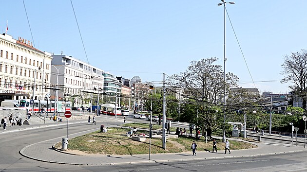 Trolejbusov triangl u hlavnho brnnskho ndra zstv i pes velk plny na jeho pravu stejn.