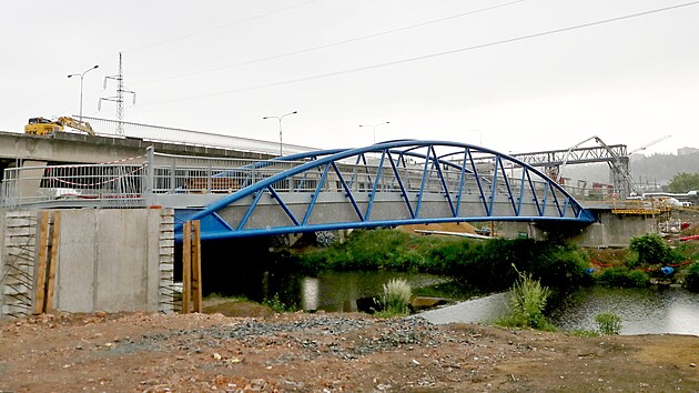 Stavbai zaali pomoc hydraulickch nek bourat krajn nosnk starho mostu pes Svitavu u Tomkova nmst v Brn.