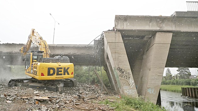 Stavbai postupn odstran vechny ti sti mostu pes Svitavu u Tomkova nmst v Brn. idii maj do roku 2024 vyuvat mostn provizorium.
