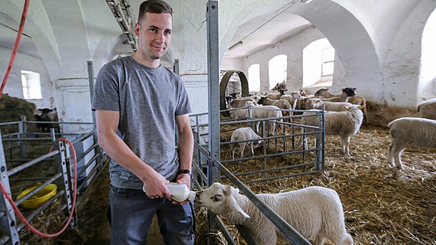 Frank Riedl, student z Německa, vykonává roční praxi na farmě ve Vysoké Libyni na Plzeňsku.