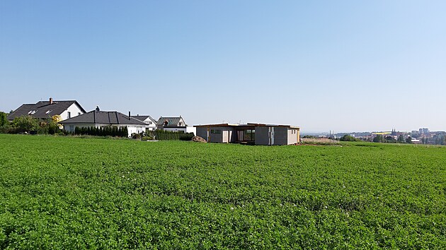 Územní plán obce Sobětuchy požaduje, aby nové domy měly sedlové střechy. Majitelka jednoho načerno postaveného domu to nerespektuje.
