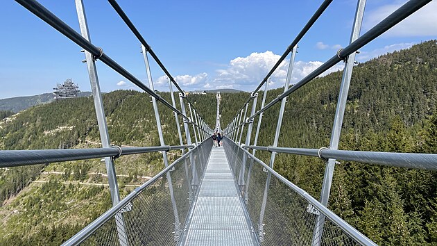 Visutá lávka na Dolní Moravě spojuje v nadmořské výšce 1 110 metrů nad mořem hřebeny Slamníku a Chlumu.