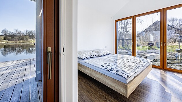 Jedna ze dvou ložnic zakončujících ze stran dispozici a sousedících s obývacím pokojem. Velkoformátová okna
umožňují vstup na terasu.