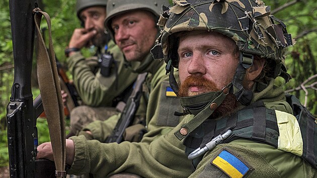Ukrajinští vojáci odpočívají u vesnice severně od Charkova. (15. května 2022)