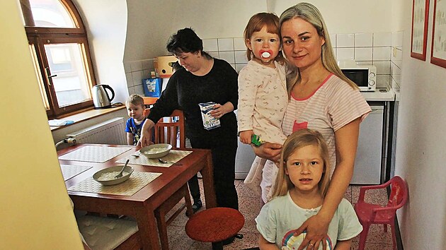 Snídaně uprchlých ukrajinských žen a dětí v pensionu v Polance nad Odrou, kamarádka Anny Rybak Anna Tonkoškur se svými dětmi. (25. března 2022)