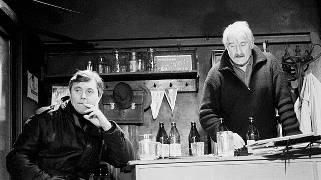 Představení hry Václava Havla Audience v Činoherním klubu v Praze. Na snímku zleva: Josef Abrhám (Vaněk) a Pavel Landovský (sládek). (1990)