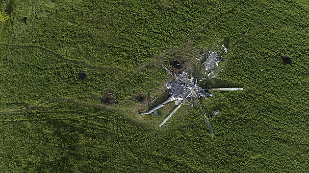 Trosky rusk helikoptry na poli u obce Malaja Rohan v Charkovsk oblasti (16. kvtna 2022)