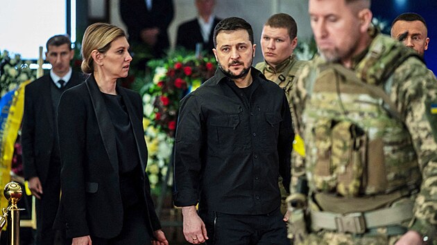 Ukrajinsk� prezident Volodymyr Zelenskyj s man�elkou Olenou na poh�bu prvn�ho ukrajinsk�ho prezidenta Leonida Krav�uka (17. kv�tna 2022)