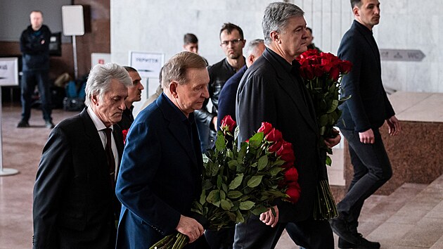 Bval prezidenti Ukrajiny Leonid Kuma, Viktor Juenko a Petro Poroenko pin kvtiny na posledn rozlouen s prvnm ukrajinskm prezidentem Leonidem Kravukem. (17. kvtna 2022)