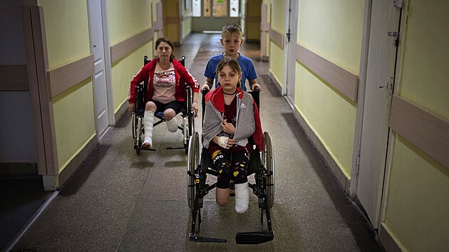 Jedenáctiletý Jarik Stepaněnko, následován matkou Natašou, tlačí po chodbě veřejné nemocnice ve Lvově vozík se svým dvojčetem Janou. Ta přišla o obě nohy, matka Nataša o jednu. Jarik, který zůstal v chaosu útoku na nádraží, neutrpěl žádná zranění.