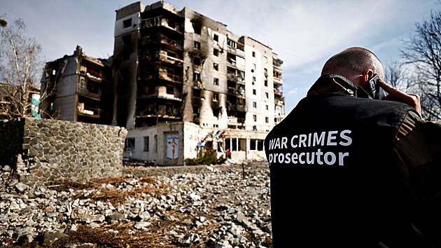 len týmu pro vyetování válených zloin v Boroance v Kyjevské oblasti (7....