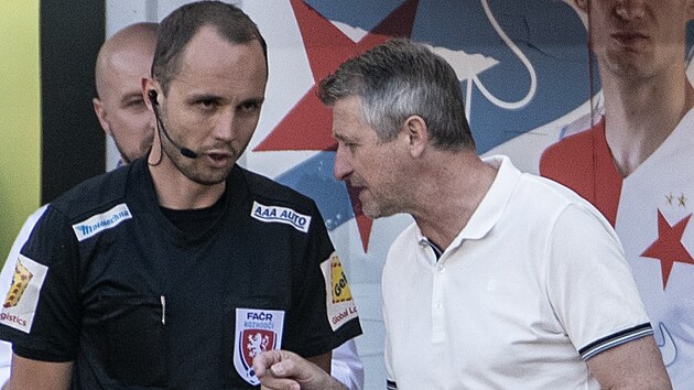 Sparansk trenr Michal Hork bhem derby diskutuje se tvrtm sudm Markem Radinou.
