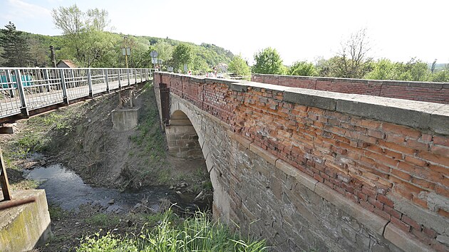 Most v Tetčicích na Brněnsku je ve špatném stavu přes deset let, opraven ale zatím nebyl. Teď ho museli zavřít.