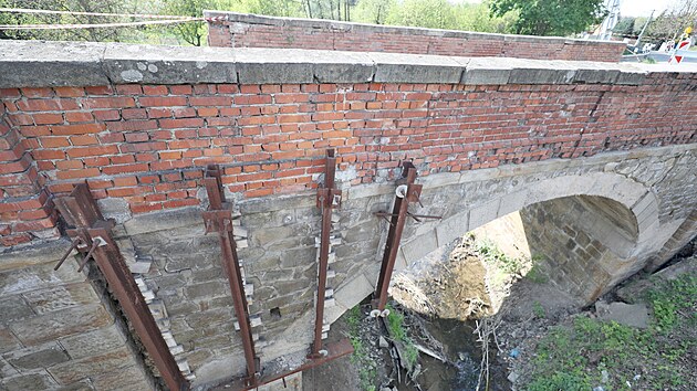Most v Tetčicích na Brněnsku je ve špatném stavu přes deset let, opraven ale zatím nebyl. Teď ho museli zavřít.