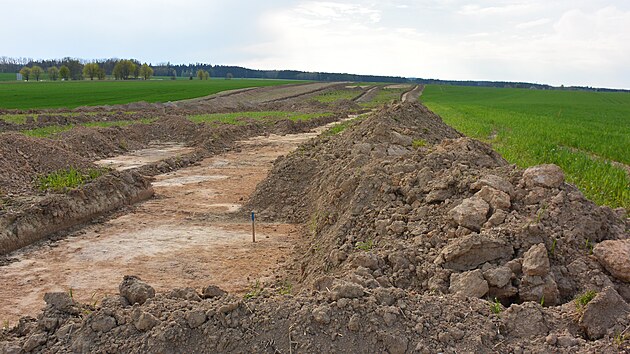Pod trasou budoucí dálnice D35 právě probíhá výzkum. Archeologové už objevili řadu zajímavých nálezů. (18. května 2022)