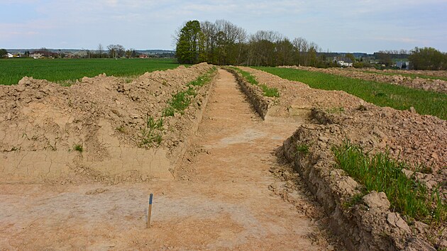Pod trasou budouc� d�lnice D35 pr�v� prob�h� v�zkum. Archeologov� u� objevili �adu zaj�mav�ch n�lez�. (18. kv�tna 2022)