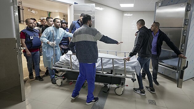 Novináři a zdravotníci vezou tělo novinářky Shireen Abu Aklehové do márnice (11. května 2022)