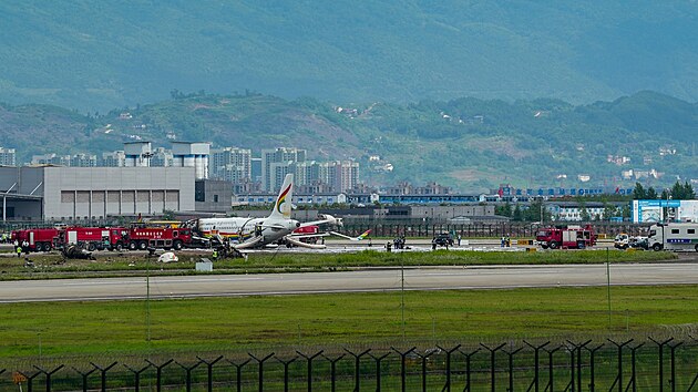 Letadlo spolenosti Tibet Airlines sjelo z drhy bhem vzletu a zaalo hoet. (12. kvtna 2022)