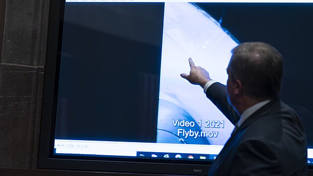 Zstupce editele zpravodajstv americkho nmonictva Scott Bray hovo ped videoukzkou bhem slyen Snmovny reprezentant o novch incidentech s UFO. (17. kvtna 2022)