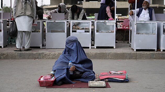 Afghnsk dvka na starm trhu v Kbulu (18. kvtna 2022)
