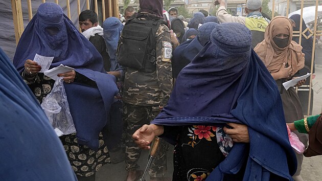 Afghánské ženy čekající na příděl jídla v Kábulu (18. května 2022)