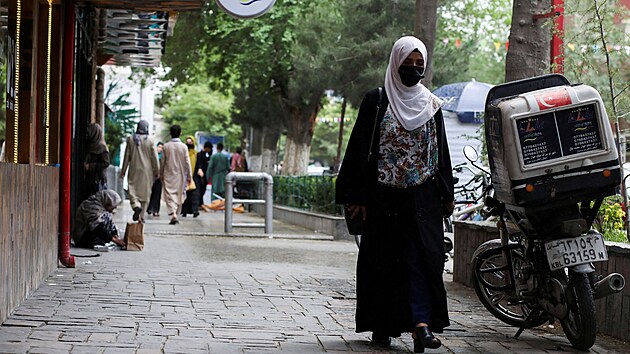 Afghánská žena v ulicích Kábulu (18. května 2022)