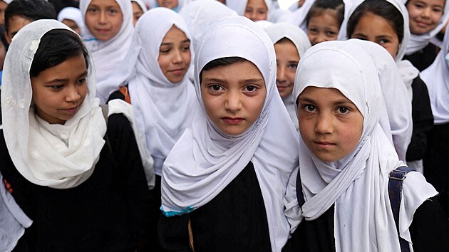 Mladé afghánské dívky v ulicích Kábulu (18. května 2022)