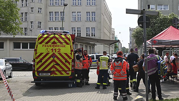 Útočník na gymnáziu v severoněmeckém Bremerhavenu postřelil ženu (19. května 2022)