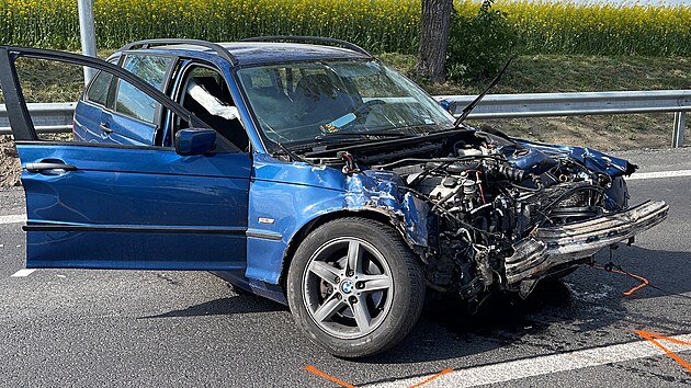 Při nehodě na nájezdu na dálnici D7 se zranilo šest lidí. (13. května 2022)