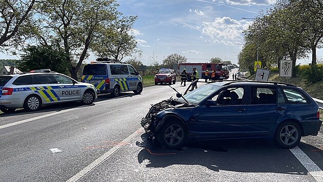 Při nehodě na nájezdu na dálnici D7 se zranilo šest lidí. (13. května 2022)