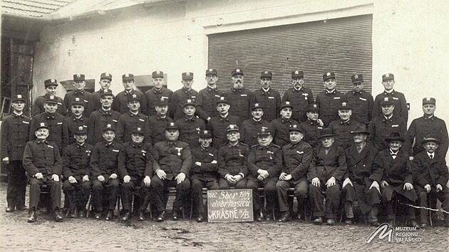 Posledn fotografie krsenskho hasiskho sboru v roce 1934 ped slouenm s Valaskm Mezim