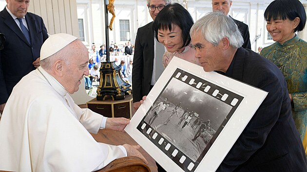 Fotograf Nick Ut a Kim Phuc ukazuj slavnou fotografii v m papei Frantikovi. (11. kvtna 2022)