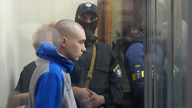 V Kyjev zaal soud s ruskm vojkem obvinnm ze zabit 62letho civilisty. (13. kvtna 2022)