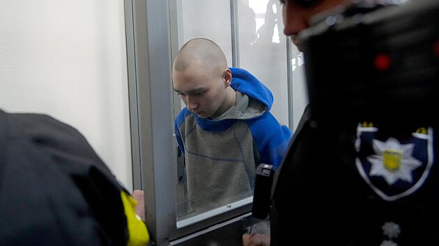 V Kyjev zaal soud s ruskm vojkem obvinnm ze zabit 62letho civilisty. (13. kvtna 2022)
