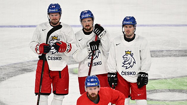 etí hokejisté v Tampere na tréninku ped mistrovstvím svta. Zleva stojí...