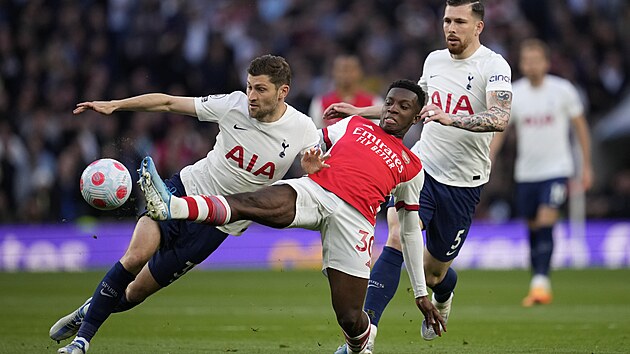 Ben Davies (vlevo) z Tottenhamu brnn 
Eddiem Nketiahem z Arsenalu.