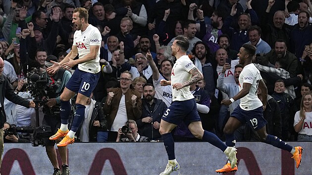 Harry Kane (vlevo) z Tottenhamu se raduje z glu v duelu s Arsenalem.