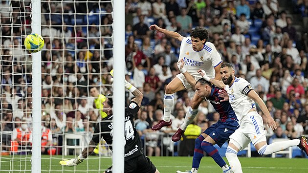 Karim Benzema (vpravo) z Realu Madrid stl gl v zpase s Levante.