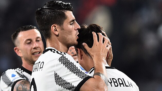 Alvaro Morata (vlevo) a Paulo Dybala z Juventusu se radují z gólu v duelu s...